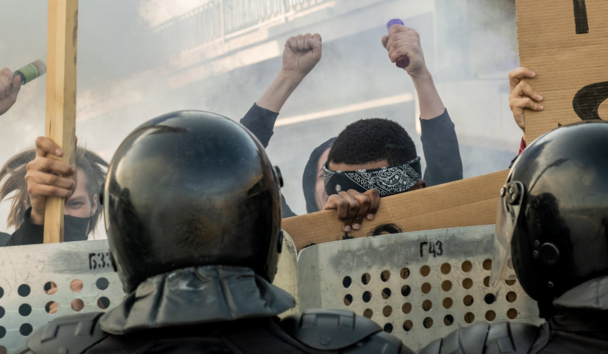 people-protesting-against-state looting security